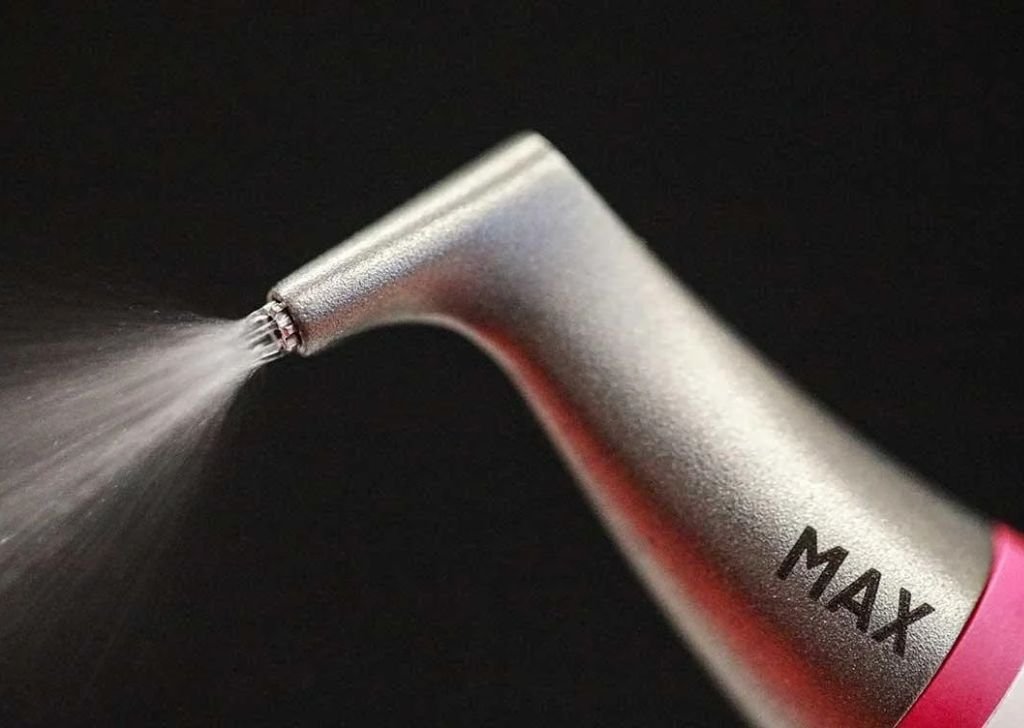 Metallic spray nozzle with mist