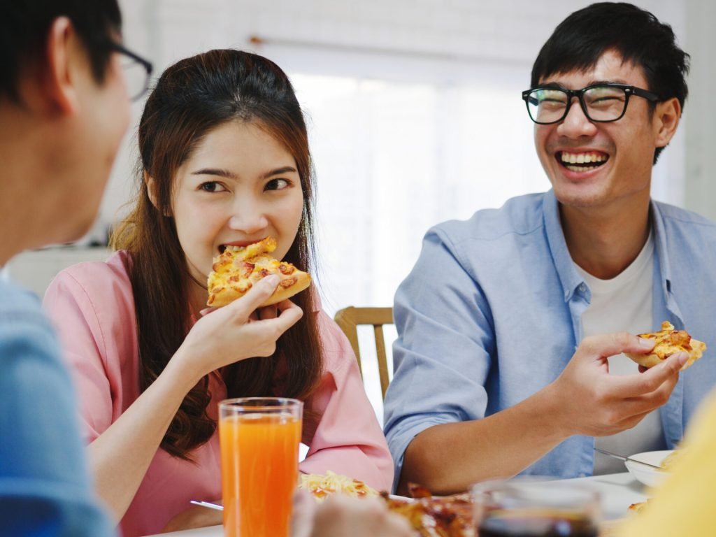 3 friends eating together